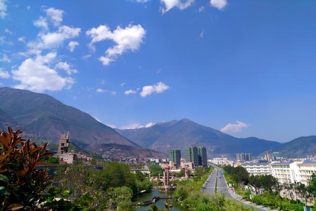 成都周边苍凉的大山，风沙大得如陕北，却藏有“地宝”