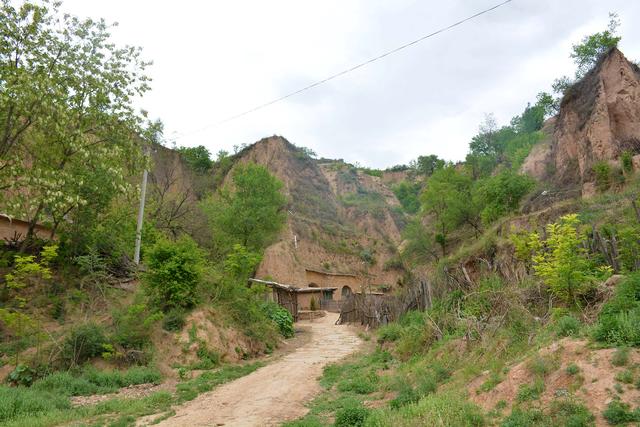 成都周边苍凉的大山，风沙大得如陕北，却藏有“地宝”