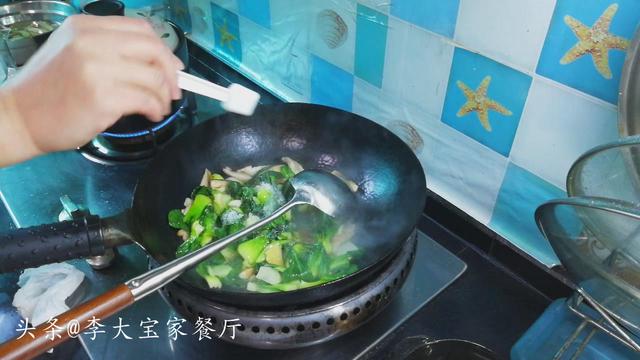 学李子柒种蘑菇，香菇多到吃不完，青菜这下有伴了，全家爱吃