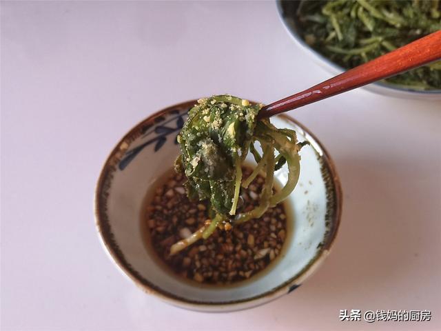 三月，遇上这菜我就买2斤，蒸一蒸3分钟出锅，又鲜又软绵