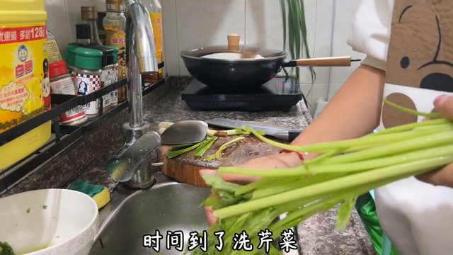 今天学一个芹菜炒牛肉。总算是找到嫩牛肉的秘诀了