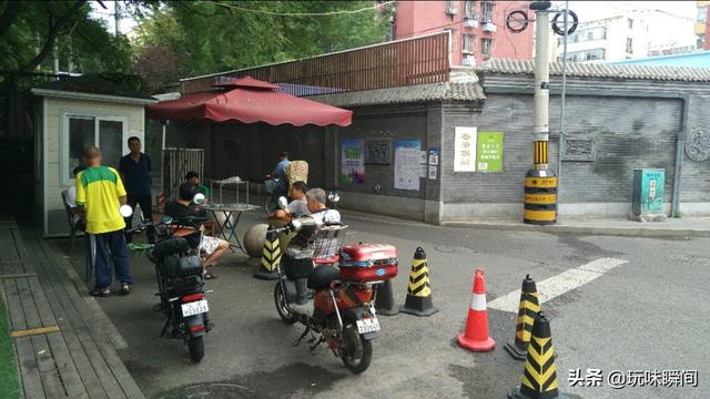 「北京」善果胡同、报国寺西夹道，种植葫芦、丝瓜亮眼