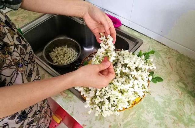 槐树花好吃又营养的做法，厨娘详细讲解，简单又美味，流口水啦