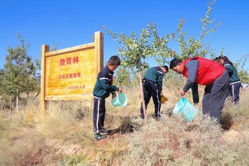 凉州区祁连路小学在凉州区南部山区国家储备林种植基地开展“护绿先行 你我同行”劳动实践活动