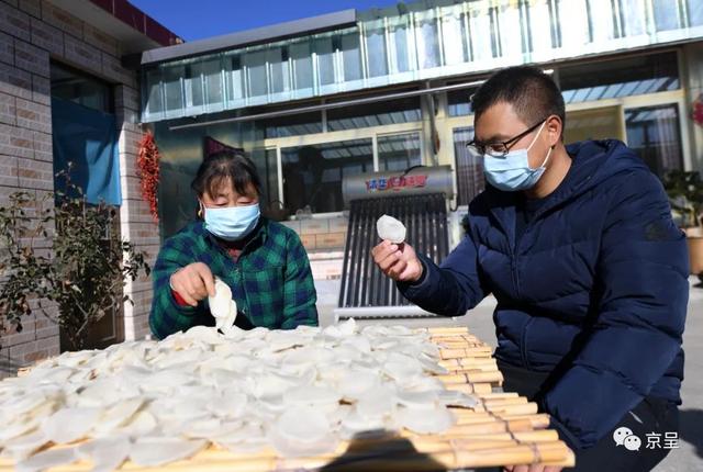 密云这个村的第一书记，带着村民在梨窖里种蘑菇