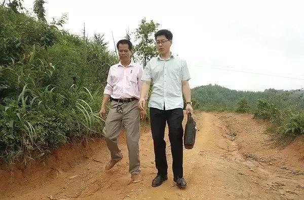 他从清华大学毕业后选择到梧州并随即驻村工作，立志打赢谢村的脱贫攻坚战