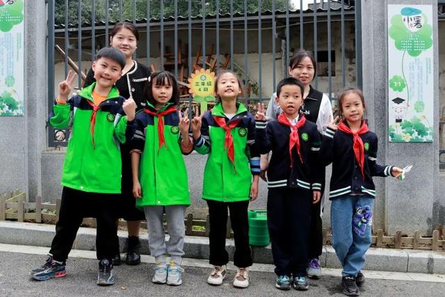 成都市双流区黄甲小学——小手种希望，共待花开时