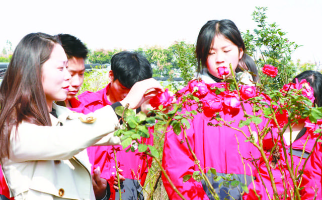 教室在田间地头，上课种花草瓜果