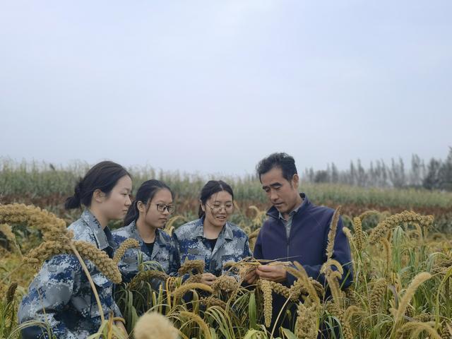 扎根山西旱地的研究生们：在北方山区种出樱桃和百香果