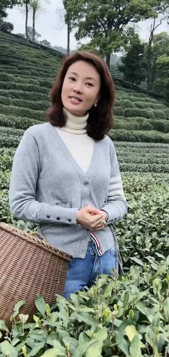 央视主持刘芳菲穿万元衣干农活！素颜吸睛长白发，45岁未婚太可惜