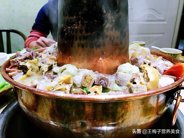 四川广元出了名的铜火锅野菜馆，5个网友聚餐，2种野菜不认识