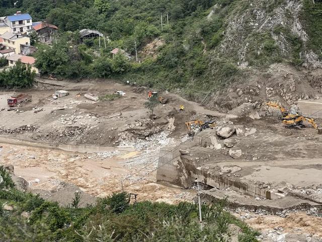 汶川板子沟，遭泥石流反复“洗劫”