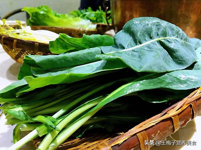 四川广元出了名的铜火锅野菜馆，5个网友聚餐，2种野菜不认识