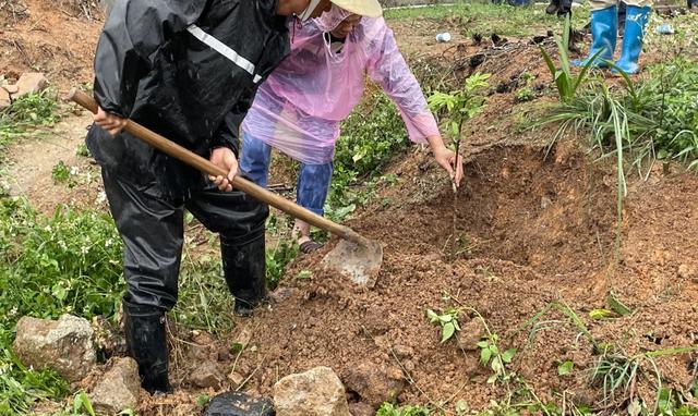 省农科院果树所送技术下乡，建议村民改种优质水果