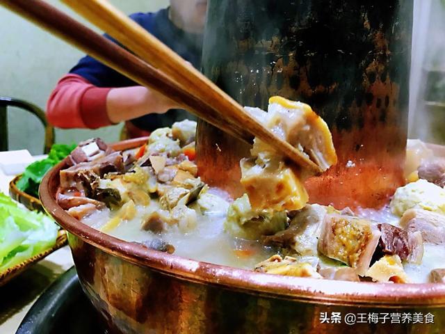 四川广元出了名的铜火锅野菜馆，5个网友聚餐，2种野菜不认识