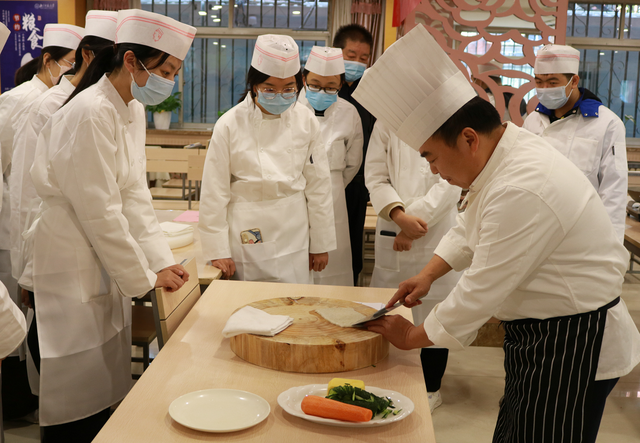 洗菜做饭、种植花草、修剪头发，大学生劳动课补习生活技能