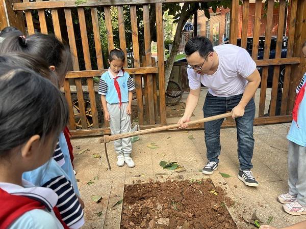 【西湖小学】“小浪花”种植园里学劳动