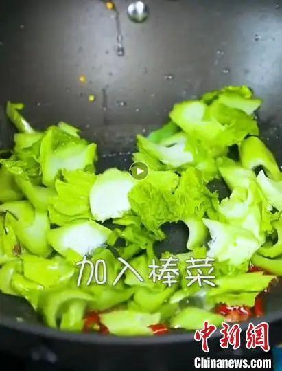 太暖了吧！爱心市民不仅捐菜，还管教做菜