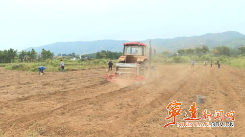 宁远：机械耕种油菜 助农增收