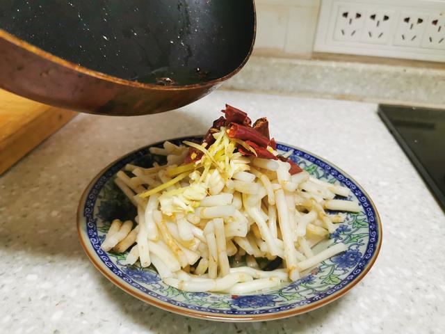 这种春日野菜你吃过吗？色泽洁白、口感爽脆，凉拌、炒肉都好吃