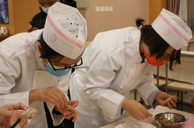 洗菜做饭、种植花草、修剪头发，大学生劳动课补习生活技能