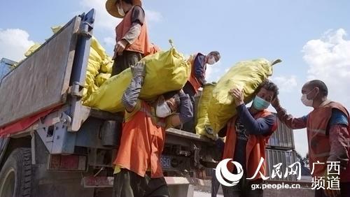 广西第八列支援湖北果蔬专列从贵港发出