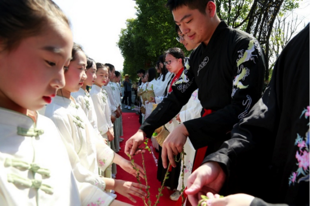 “植”此青绿，弘扬国粹！浙中医大“药博士”牵手小学生