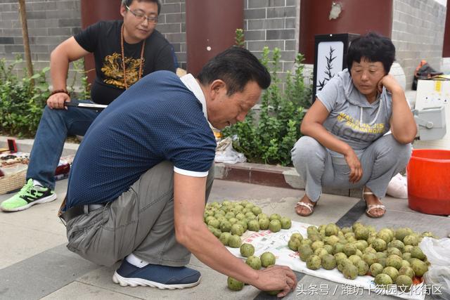 潍坊大姐古玩市场开核桃，一天卖出几十对~