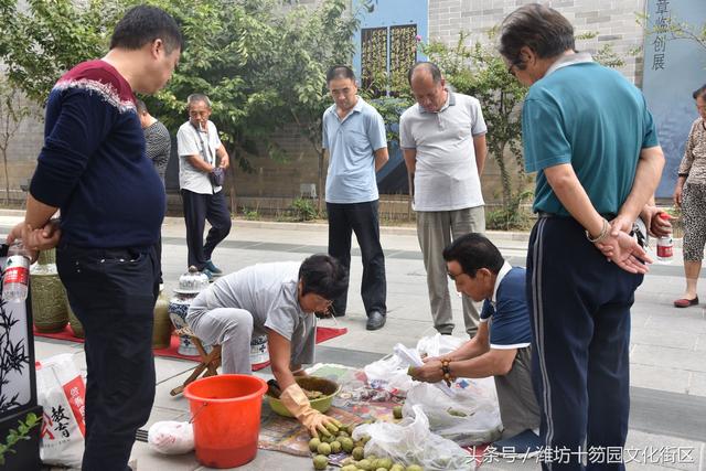 潍坊大姐古玩市场开核桃，一天卖出几十对~