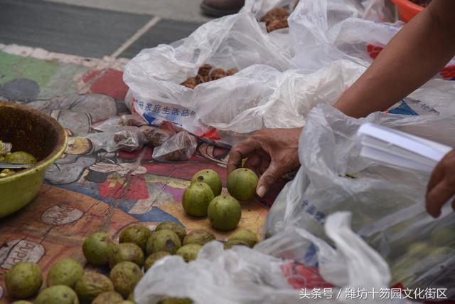 潍坊大姐古玩市场开核桃，一天卖出几十对~