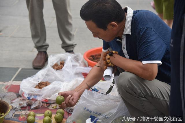 潍坊大姐古玩市场开核桃，一天卖出几十对~