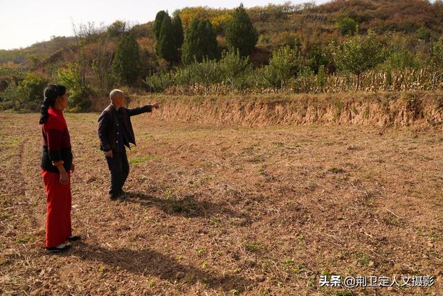 7旬农民大叔，在山楂树下给他和老伴建好活人墓，有故事