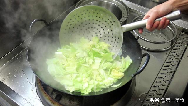 包菜试试这做法，不用炒也很入味好吃，食材便宜常见，做法简单