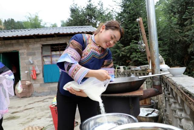 走进罗平布依族 亲近五色花米饭