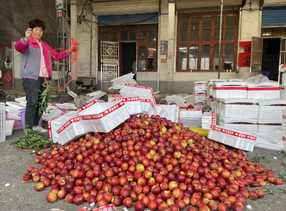 “怎么可能忘呢，我们现在存款、贷款都在农商银行办”，金融“加油”让小油桃种植农民富了起来｜经济复苏调研行