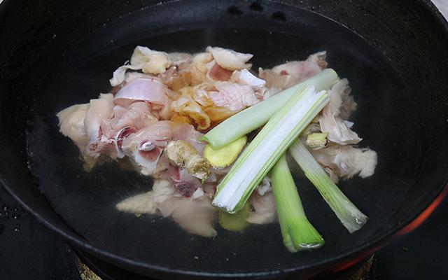 家常菜板栗烧鸡，肉质鲜嫩不柴，板栗软烂入味，上桌连汤汁都吃光