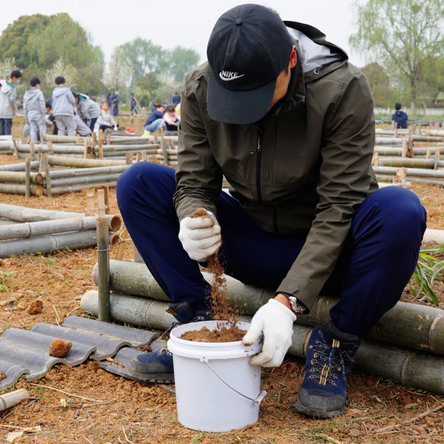 土壤是孩子打开五感的基石，让孩子认识土壤，配比土壤，知...