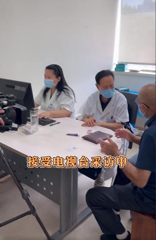 河南电视台专访何英教授，现场为80岁牛皮癣老人开方拿药