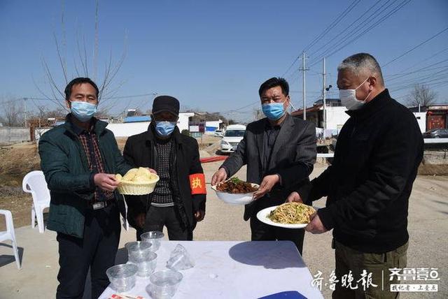 菏泽巨野这位老板好样的，炖制的大红公鸡送给一线志愿者