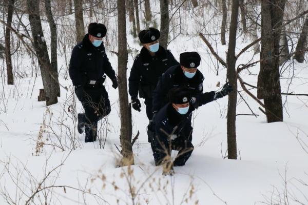 野兔觅食被困 吉林省露水河森林公安民警成功解救