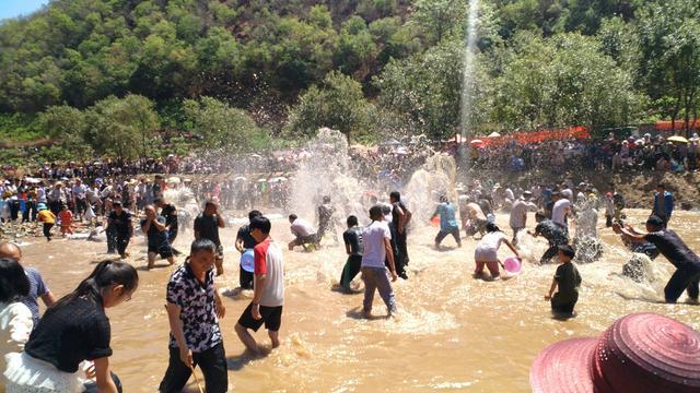 云南丽江华坪县船房乡母亲河—乌木河，水清见底特产钢鳅裂腹鱼