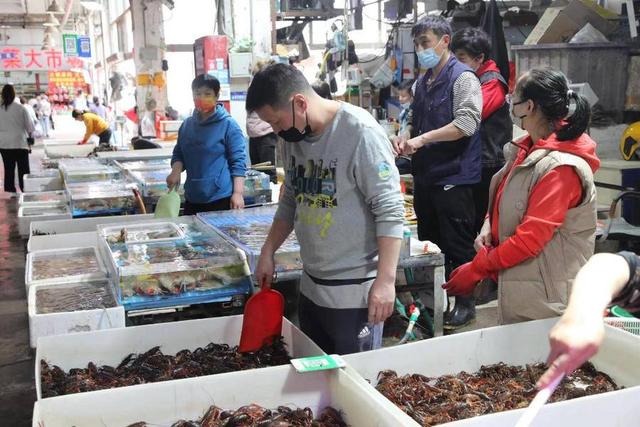 海参鲍鱼靠边站，小龙虾稳坐济南海鲜市场“C位”