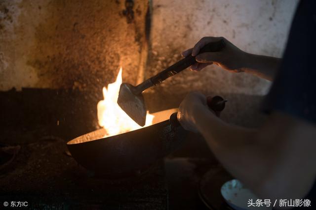 农村小伙回乡承包荒山喂猪，一头猪喂2年600斤出售，因价高年年亏