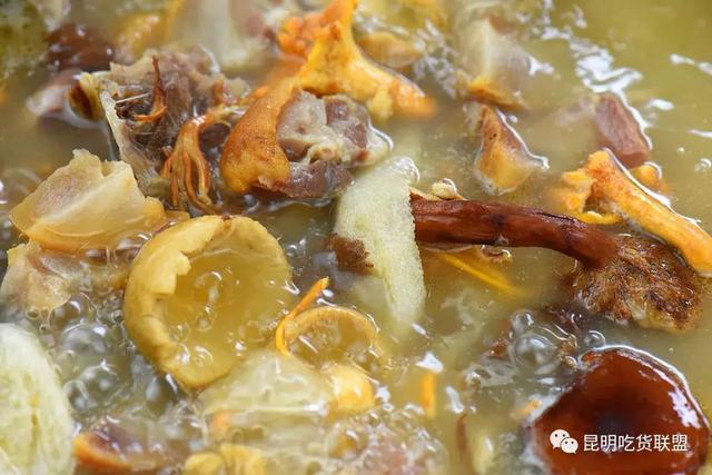 昆明这农家小院，老火腿铺满锅底煮野生菌吃，给龙肉都不换