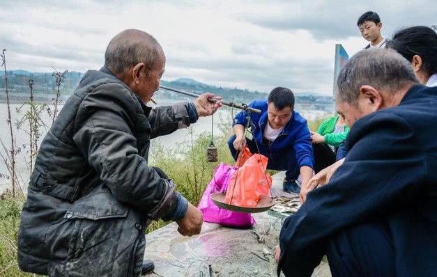 路边常有老人摆摊卖鱼，如何区分它是野生还是养殖的