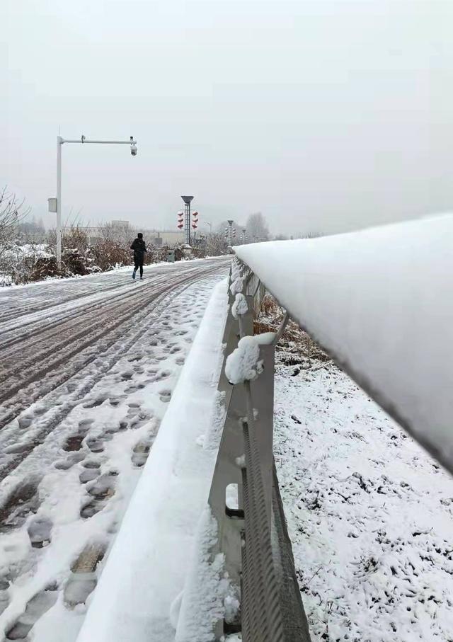 越野不下雪，就像炒菜没放盐！昨天，两个老杆子，冒雪环跑江心洲