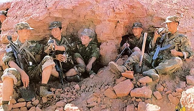 1994年漂亮女兵退伍，20年后再次寻找战友，重逢喜极而泣