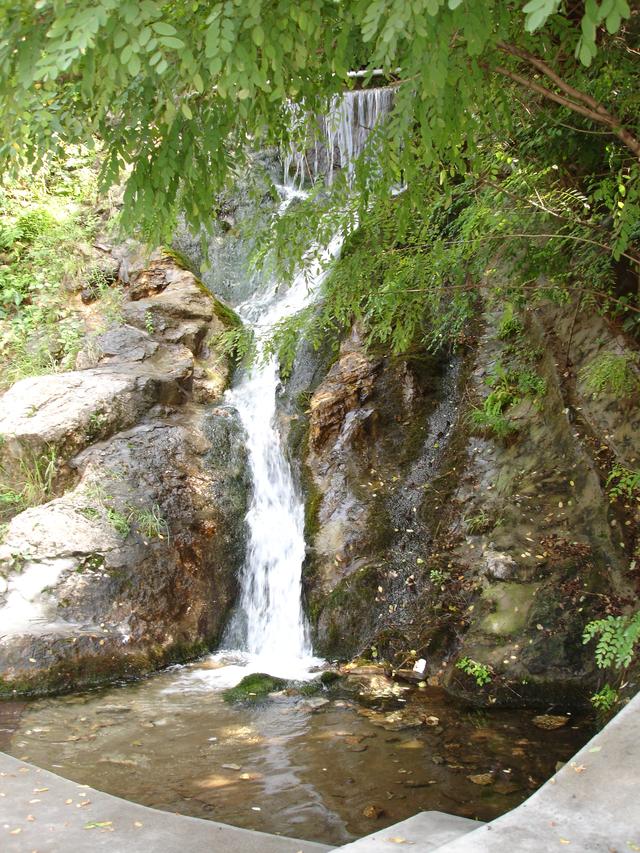 京郊长城下的水产养殖场，用山泉流水养虹鳟鱼