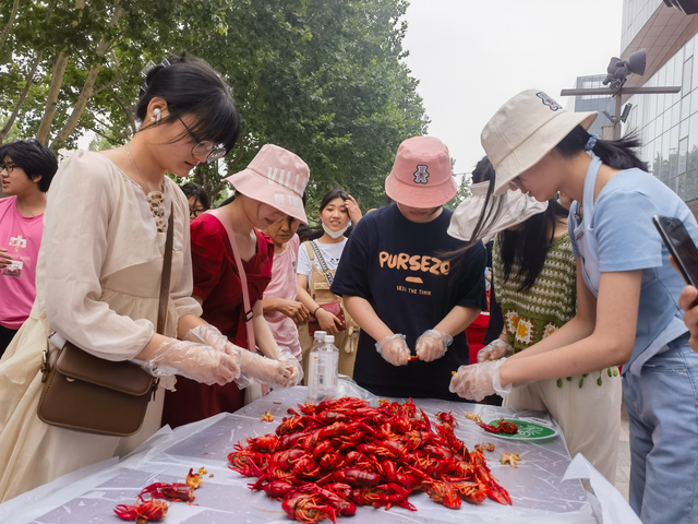 中国响街小龙虾节在廊坊开幕