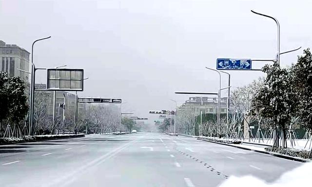 越野不下雪，就像炒菜没放盐！昨天，两个老杆子，冒雪环跑江心洲